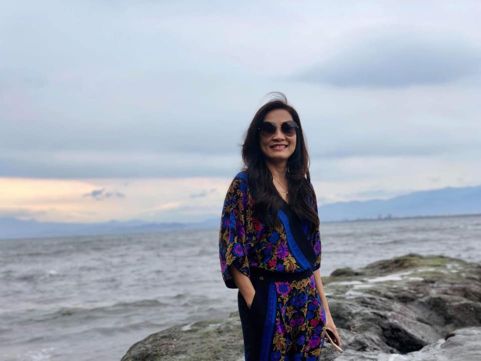 Nhìn cách mặc trẻ trung, nhiều người chỉ đoán Hồng Đào mới ngoài 30.