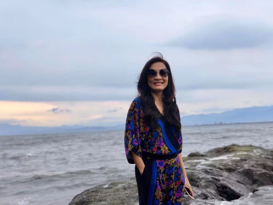 Nhìn cách mặc trẻ trung, nhiều người chỉ đoán Hồng Đào mới ngoài 30.