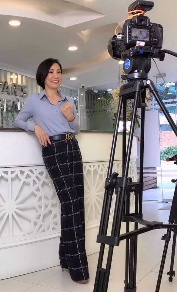 Cách phối sơ mi với quần suông tạo hiệu ứng chân dài cho Hồng Đào.