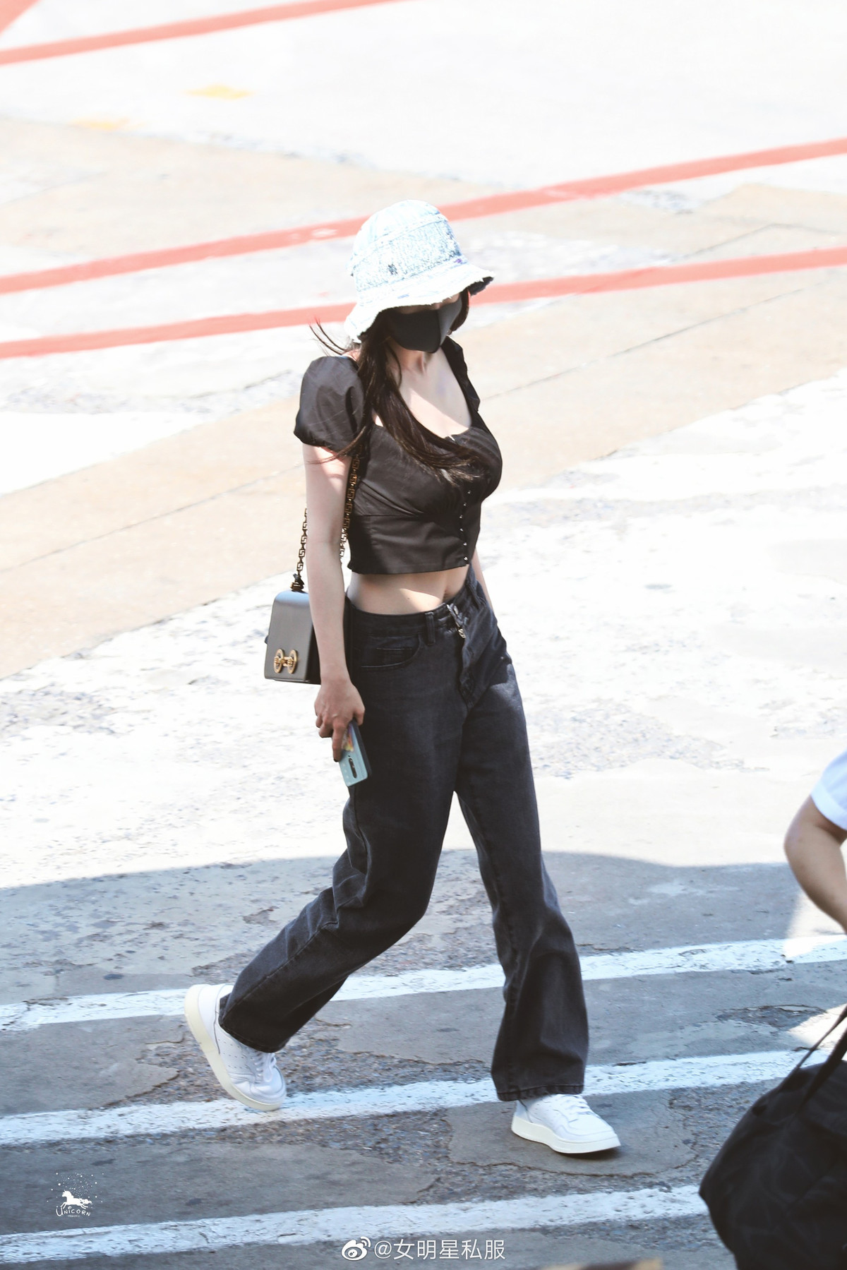 Mới đây, Dương Mịch đã đăng hình ảnh lên Weibo về cuộc sống hàng ngày của mình, có hình ở trong phòng tập và còn có những buổi ăn trong ngày. Đồng thời, cô còn kèm dòng chữ: “Buổi trưa ăn như thế này, buổi tối cũng ăn như thế này, có mập không?”