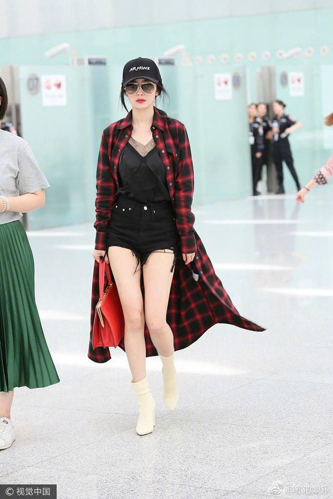 Có thời điểm, Dương Mịch chỉ nặng khoảng 35 kg, với đôi chân gầy tong teo và thiếu sức sống.