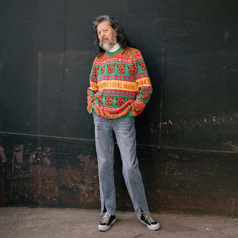 Phong cách thời trang đường phố của cụ ông 65 tuổi này cũng không thua kém gì thanh niên.