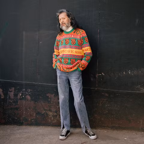 Phong cách thời trang đường phố của cụ ông 65 tuổi này cũng không thua kém gì thanh niên.