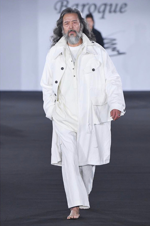 Trên sàn diễn, Kim Chil Du luôn có những bước sải dứt khoát, mạnh mẽ và đầy tự tin giúp ông gây sự chú ý từ khán giả cũng như các nhà thiết kế vốn chỉ hướng tới đối tượng giới trẻ.