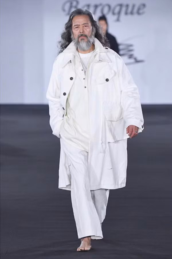 Trên sàn diễn, Kim Chil Du luôn có những bước sải dứt khoát, mạnh mẽ và đầy tự tin giúp ông gây sự chú ý từ khán giả cũng như các nhà thiết kế vốn chỉ hướng tới đối tượng giới trẻ.