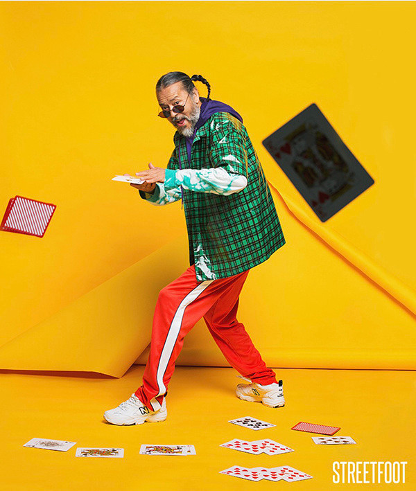 Sở hữu mái tóc dài phong trần và bộ râu dài đã bạc theo thời gian, nam người mẫu này mang đến thần thái của một người đàn ông đầy tính phiêu bạt, nổi loạn.