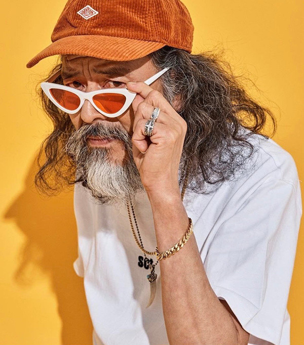 Sở hữu vóc dáng cân đối, tinh thần trẻ trung, ông Kim dễ dàng thể hiện nhiều phong cách khi làm mẫu.