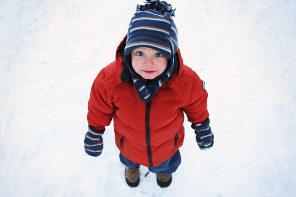 Cần giữ ấm nhưng bạn cũng phải đảm bảo không được để bé nóng quá dẫn đến toát mồ hôi. Tốt nhất, bạn nên mặc cho bé nhiều lớp quần áo mỏng thay vì ít lớp quần áo dày và lựa chọn những món đồ quần áo co giãn tốt, dễ cởi để có thể linh hoạt điều chỉnh nhiệt độ hợp lý. Ảnh: Internet.