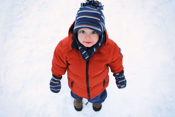 Cần giữ ấm nhưng bạn cũng phải đảm bảo không được để bé nóng quá dẫn đến toát mồ hôi. Tốt nhất, bạn nên mặc cho bé nhiều lớp quần áo mỏng thay vì ít lớp quần áo dày và lựa chọn những món đồ quần áo co giãn tốt, dễ cởi để có thể linh hoạt điều chỉnh nhiệt độ hợp lý. Ảnh: Internet.