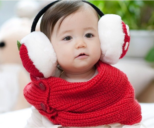 Hãy nhớ luôn bảo vệ tai cho bé khi ra ngoài bằng cách sử dụng mũ, nón trùm tai, hoặc khăn quàng hoặc các bao tai chuyên dụng. Đặc biệt, nên nhớ tai, mũi, họng thông nhau tai được bảo vệ sẽ tránh cho mũi, họng bị lạnh gây viêm và gây ho.