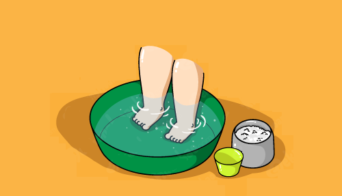 Để giữ ấm cho bàn chân, cần đặc biệt chú ý tới việc bảo vệ chân bằng cách đi tất, đi giày khi ra ngoài và đi dép khi ở nhà. Đồng thời, mỗi ngày nên ngâm chân với nước muối hoặc nước gừng ở nhiệt độ 42℃ để thúc đẩy việc tuần hoàn máu ở cơ quan này.