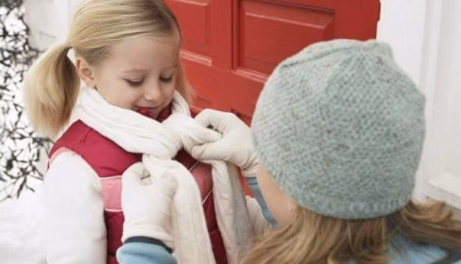 Cổ: Phần cổ bao gồm dây thanh quản và yết hầu, rất quan trọng, liên quan đến giọng nói. Đó chính là lý do vì sao nhiều trẻ bị cảm cúm, cảm lạnh giọng nói thường khàn, do không giữ ấm cổ.