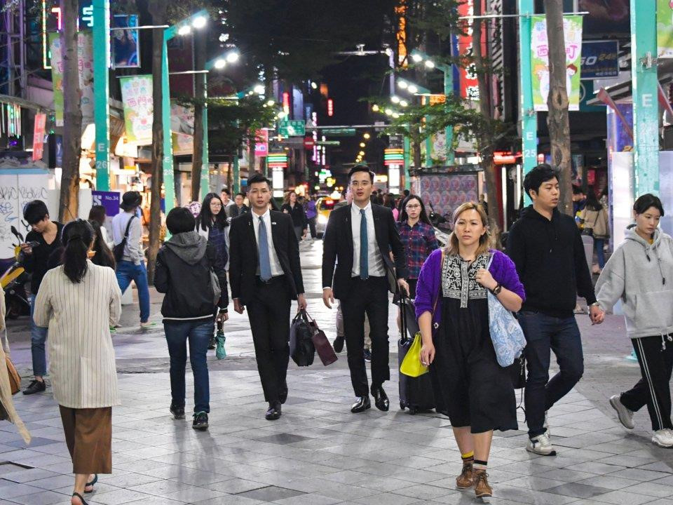 Cùng lối sống xa hoa, những người Đài Loan giàu có bị ám ảnh bởi thói quen làm việc hết mình. Phương châm sống của họ là: "Làm việc! Làm việc! Làm việc chăm chỉ hơn!". Ảnh: Yuri Smityuk\TASS via Getty Images.