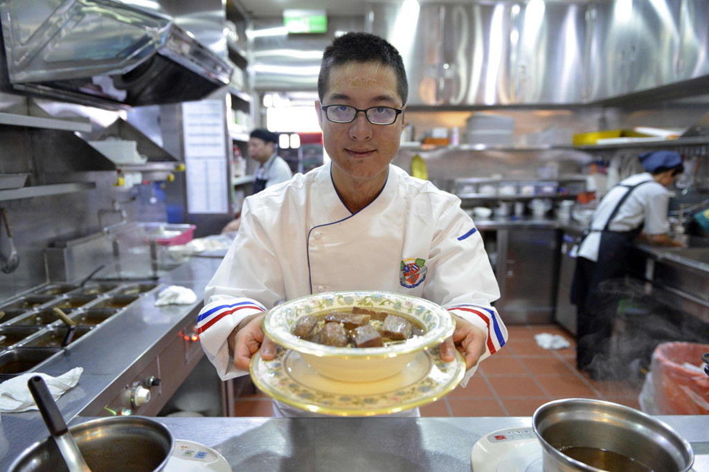 Giới thượng lưu cũng rất thích thưởng thức đồ ăn trong các nhà hàng sang trọng. Thành phố Đài Bắc tự hào trở thành một trong những điểm du lịch hàng đầu ở châu Á với 24 nhà hàng được gắn sao Michelin. Trong ảnh là Eric Wang, một đầu bếp tại nhà hàng mì bò Niu Ba Ba, nơi bán tô mì bò đắt nhất Đài Loan với giá 10.000 TWD (khoảng hơn 7 triệu đồng). Ảnh: AFP-JIJI.