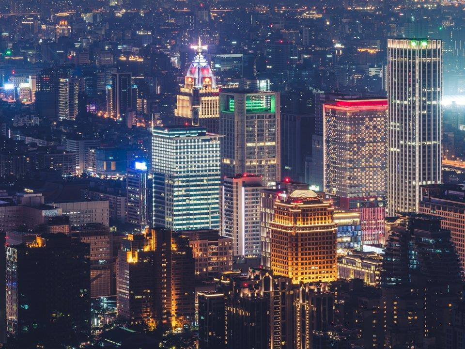 Những ngôi nhà cao cấp ở Đài Bắc rẻ hơn so với Hong Kong, Singapore và New York. Giá của các ngôi nhà sang trọng ở Đài Bắc dao động từ 1.600 đến 2.400 USD mỗi m2, so với mức trung bình 3.500 USD ở Singapore và 3.850 USD ở Hong Kong. Còn tại thành phố New York, giá trung bình căn hộ là 3.786 USD/m2. Ảnh: Flickr/Creative Commons/Hayden Liu.