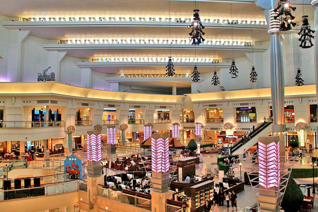 Trung tâm mua sắm trong tòa tháp Đài Bắc 101 có 7 tầng bao gồm các cửa hàng sang trọng như Burberry, Bulgari, Louis Vuitton, Rolex và Prada. Tại đây cũng như một khu ẩm thực cho người sành ăn và trung tâm thể dục sang trọng, World Gym Elite. Ảnh: Lord Koxinga.