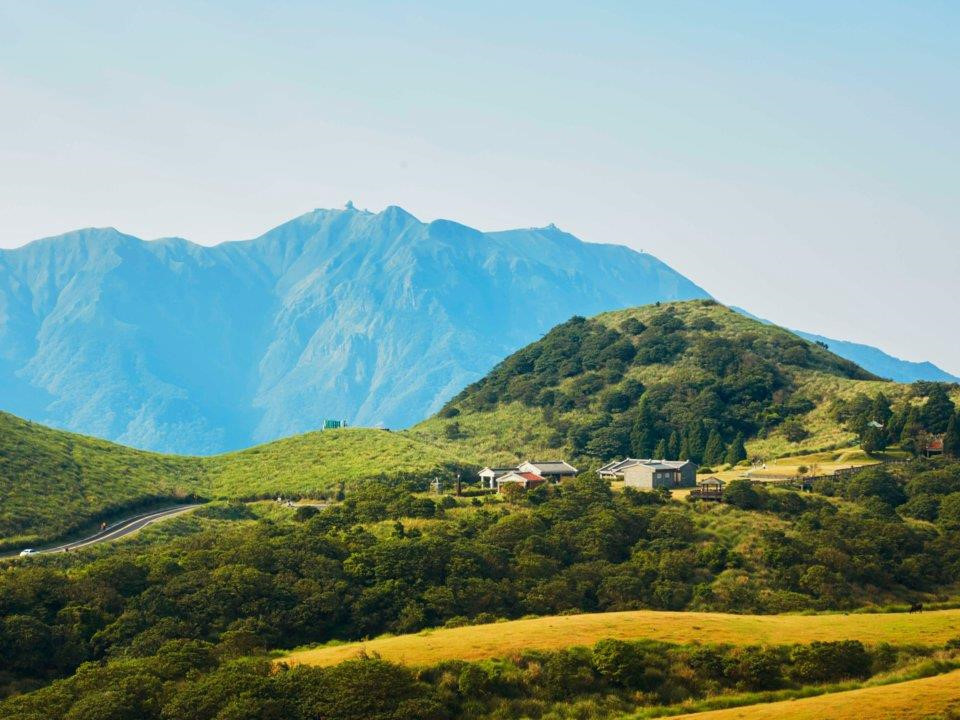 Ngoài các tòa chung cư cao cấp ở khu Tín Nghĩa, giới thượng lưu lâu đời ở Đài Bắc cũng có xu hướng thích sống trong các biệt thự sang trọng trong những khu vực yên tĩnh hơn. Ví dụ như khu vực Công viên Quốc gia Dương Minh Sơn (cách thành phố Đài Bắc khoảng 25 đến 30 phút lái xe) với khung cảnh thiên nhiên đẹp như tranh vẽ. Ảnh: Craig Ferguson/LightRocket via Getty Images. 
