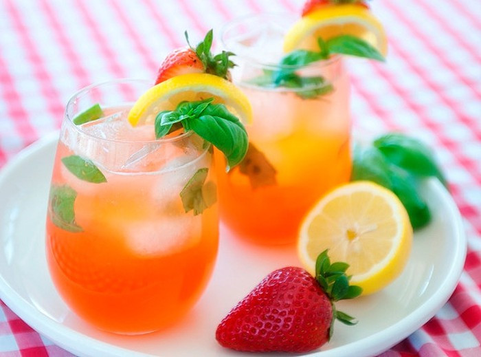 Nước dâu tây + húng quế + chanh là đồ uống thải độc gan cực hiệu quả. Nguyên liệu: 8 miếng dâu tây đã thái lát; 1 lát chanh mỏng; 12 lá húng quế; nước.