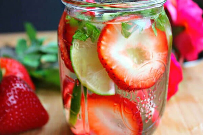 Cách thực hiện: Cho toàn bộ nguyên liệu vào một chiếc bình đựng nước. Sau đó đậy nắp và cho vào tủ lạnh để qua đêm. Sáng hôm sau bắt đầu uống.