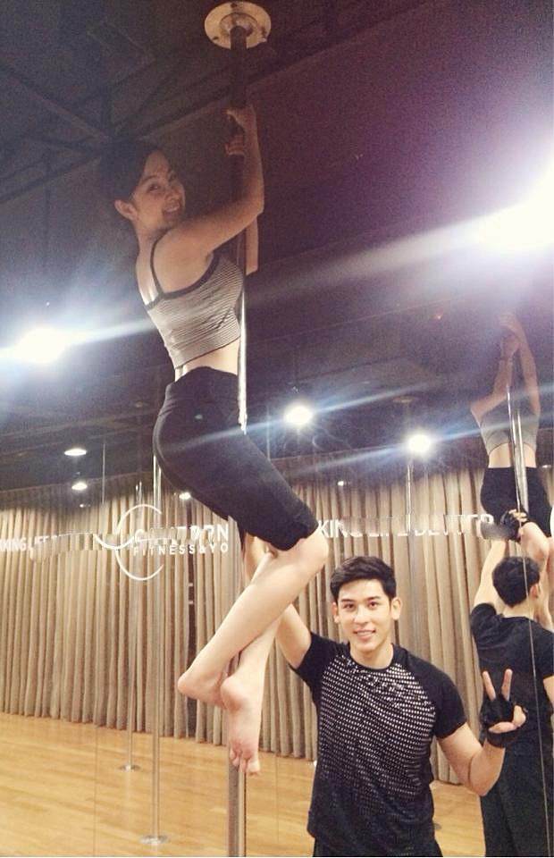 Angela Phương Trinh thử sức với múa cột.