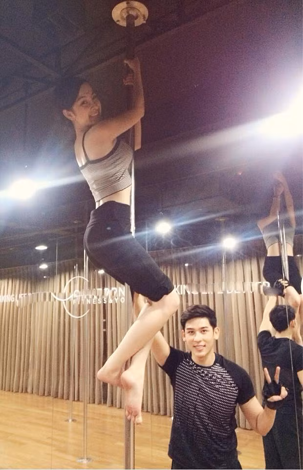 Angela Phương Trinh thử sức với múa cột.