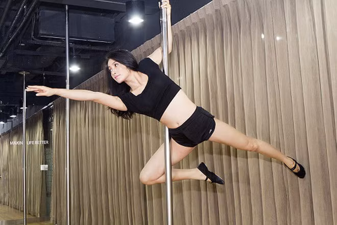 Pole Dance không chỉ là môn nghệ thuật trình diễn đầy quyến rũ mà còn giúp người tập giảm cân hiệu quả, lấy lại body săn chắc, gọn gàng hơn. Cũng chính vì thế, rất nhiều sao Việt đã kết thân với múa cột.