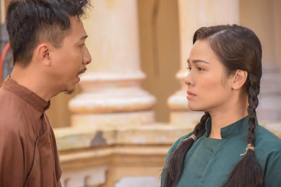 Dù đã U40 nhưng bà mẹ một con Nhật Kim Anh vẫn “lột xác” thành gái 18 đầy ngoạn mục khiến khán giả trầm trồ. Nữ diễn viên 34 tuổi hóa thân vào nhân vật 18 tuổi một cách thành công là nhờ nhan sắc trẻ trung, làn da mịn màng, căng bóng không khác gì thiếu nữ.