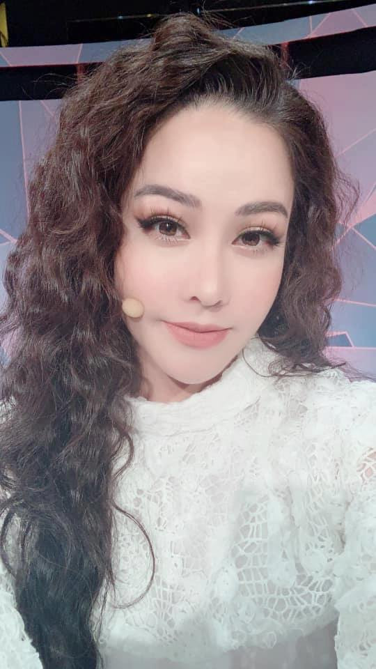 Do rửa mặt nhiều chỉ khiến da khô thêm và tiết ra nhiều dầu hơn. Thay vào đó, cô luôn sử dụng giấy thấm dầu để thấm bớt dầu thừa trên mặt, sau đó vỗ nhẹ nước mát và lau lại. Chai xịt khoáng cũng là một thứ không thể thiếu trong túi xách của người đẹp.