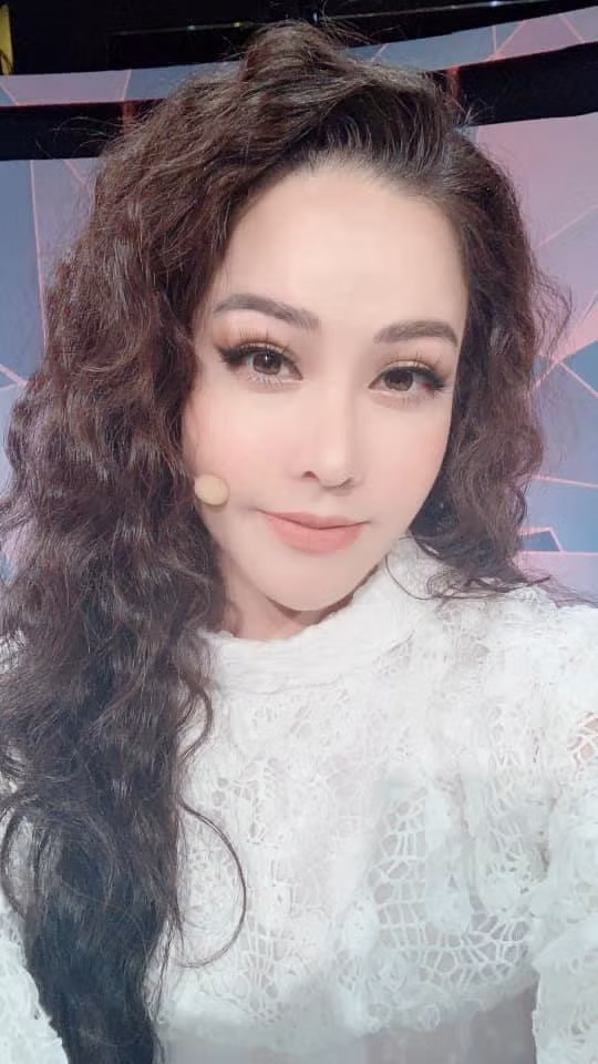 Do rửa mặt nhiều chỉ khiến da khô thêm và tiết ra nhiều dầu hơn. Thay vào đó, cô luôn sử dụng giấy thấm dầu để thấm bớt dầu thừa trên mặt, sau đó vỗ nhẹ nước mát và lau lại. Chai xịt khoáng cũng là một thứ không thể thiếu trong túi xách của người đẹp.