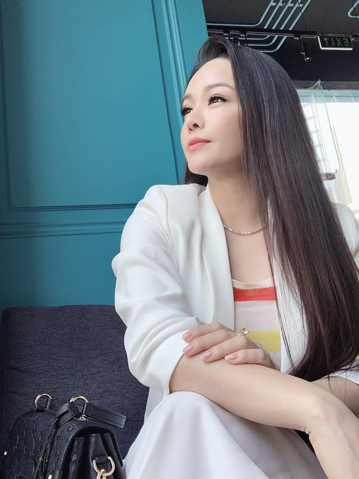 Mỹ nhân sinh năm 1985 luôn chú trọng việc chăm sóc và dưỡng da để có làn da đẹp tự nhiên. Bằng chứng là cô nàng rất ít khi trang điểm, nếu có thì cũng chỉ make up “sương sương” nhẹ nhàng để tôn lên vẻ tươi trẻ, đầy sức sống của làn da ngọc ngà.