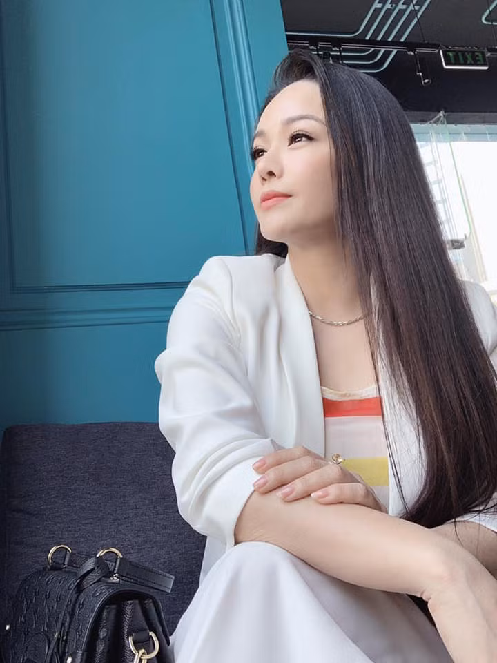 Mỹ nhân sinh năm 1985 luôn chú trọng việc chăm sóc và dưỡng da để có làn da đẹp tự nhiên. Bằng chứng là cô nàng rất ít khi trang điểm, nếu có thì cũng chỉ make up “sương sương” nhẹ nhàng để tôn lên vẻ tươi trẻ, đầy sức sống của làn da ngọc ngà.