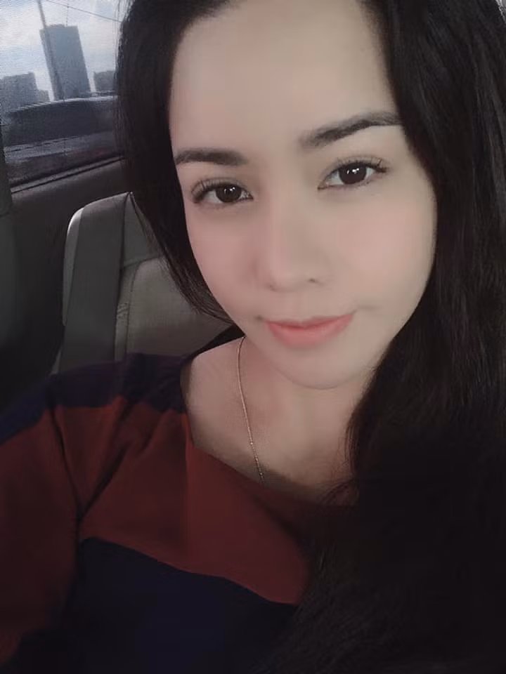 Ngoài ra, nữ ca sĩ cũng không quên tập cho mình thói quen uống nhiều nước để vừa cung cấp độ ẩm cho da vừa giúp giải độc, thanh nhiệt cho làn da luôn khỏe mạnh, tươi trẻ và đẩy lùi lão hóa.