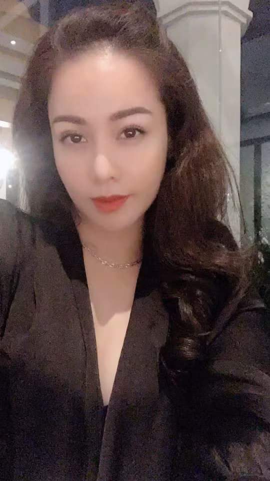 Khi đi dự sự kiện, giọng ca “Thà người đừng hứa” chỉ cần make up nhẹ nhàng, tự nhiên thôi cũng đủ khiến bao người phải ngắm mãi không thôi.