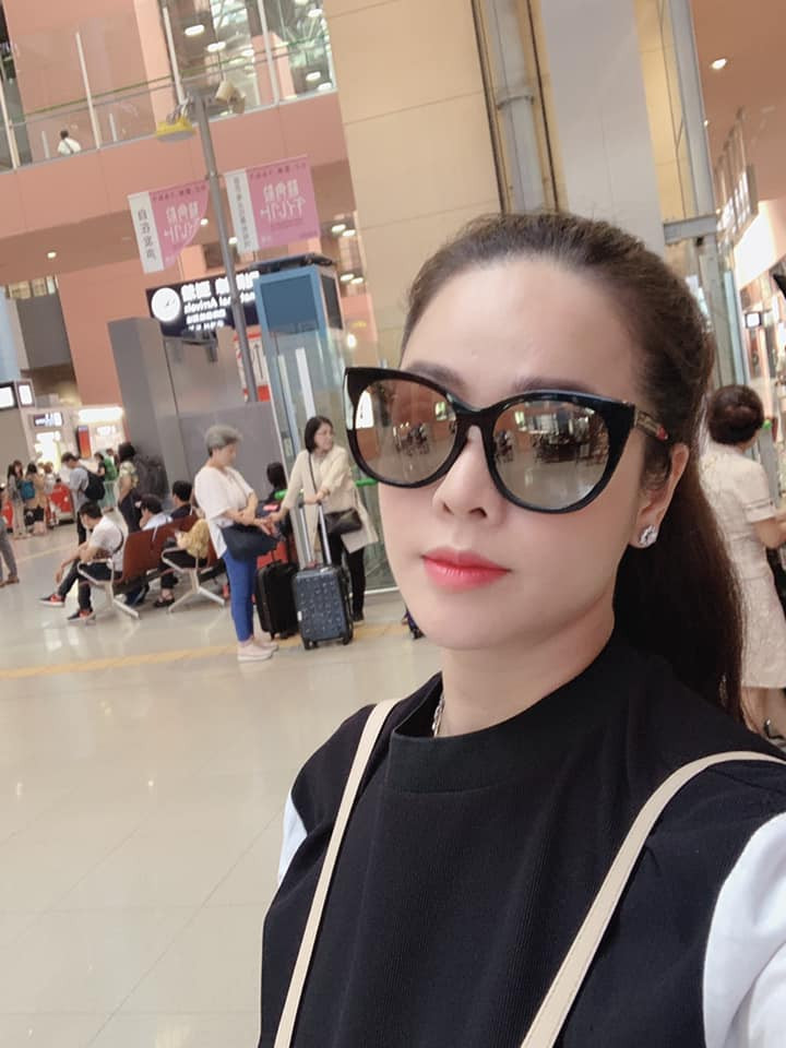 Bên cạnh việc tẩy tế bào chết cho da 2 - 3 lần/tuần giúp làm sạch và sáng da, ngăn ngừa mụn cám, mụn đầu đen, Nhật Kim Anh cũng thường xuyên detox da để làm sạch các lỗ chân lông bị bã nhờn, bụi bẩn bít kín bằng những loại mặt nạ chứa bùn khoáng, đất sét hoặc AHA.