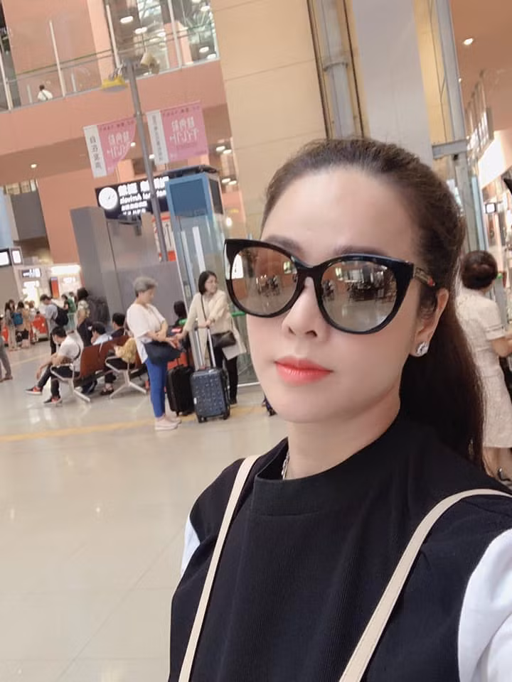 Bên cạnh việc tẩy tế bào chết cho da 2 - 3 lần/tuần giúp làm sạch và sáng da, ngăn ngừa mụn cám, mụn đầu đen, Nhật Kim Anh cũng thường xuyên detox da để làm sạch các lỗ chân lông bị bã nhờn, bụi bẩn bít kín bằng những loại mặt nạ chứa bùn khoáng, đất sét hoặc AHA.