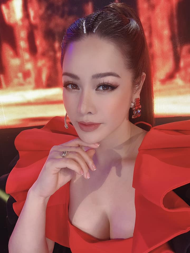 Nữ chính "Tiếng sét trong mưa" luôn chú trọng bôi kem chống nắng để bảo vệ làn da chống lại những tác nhân gây hại từ môi trường. Nhờ chăm sóc da nên Nhật Kim Anh có được làn da mịn màng, trẻ trung như gái đôi mươi. Ảnh: FBNV. Video "Bí quyết làm đẹp của sao Việt". Nguồn: VTC.