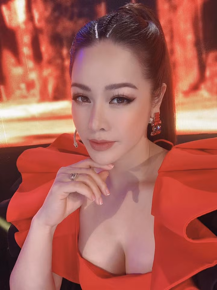 Nữ chính "Tiếng sét trong mưa" luôn chú trọng bôi kem chống nắng để bảo vệ làn da chống lại những tác nhân gây hại từ môi trường. Nhờ chăm sóc da nên Nhật Kim Anh có được làn da mịn màng, trẻ trung như gái đôi mươi. Ảnh: FBNV. Video "Bí quyết làm đẹp của sao Việt". Nguồn: VTC.