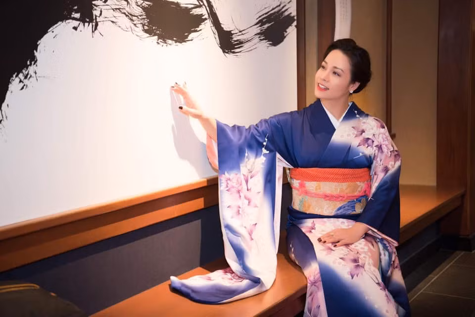 Trong đời sống hàng ngày, Nhật Kim Anh cũng rất thích để mặt mộc để khoe làn da đẹp không cần son phấn.