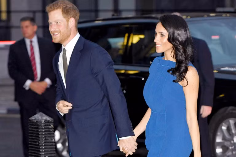 Hoàng tử Harry và Meghan thường xuyên chọn tông màu xanh nhã nhặn và sang trọng.