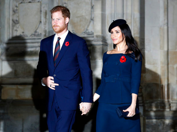 Hai vợ chồng Hoàng gia Anh cùng mặc trang phục màu xanh coban thanh lịch và quý phái.