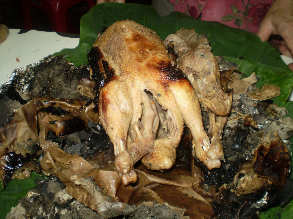 Có nhiều món được chế biến từ gà đồi như gà luộc, lẩu gà, gà rang muối tuy nhiên có một món đặc biệt mà bạn nên thưởng thức đó chính là gà đồi bọc đất. Những chú gà sau khi làm sạch sẽ được bọc bên ngoài bằng một lớp bùn ao, sau đó đem nướng trên bếp than hồng. Thịt gà sau khi chín vẫn giữ được độ ẩm và có vị ngọt, thơm hiếm có.