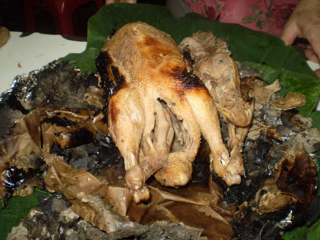 Có nhiều món được chế biến từ gà đồi như gà luộc, lẩu gà, gà rang muối tuy nhiên có một món đặc biệt mà bạn nên thưởng thức đó chính là gà đồi bọc đất. Những chú gà sau khi làm sạch sẽ được bọc bên ngoài bằng một lớp bùn ao, sau đó đem nướng trên bếp than hồng. Thịt gà sau khi chín vẫn giữ được độ ẩm và có vị ngọt, thơm hiếm có.