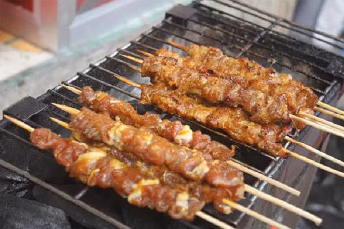 Thịt lợn đồi xiên nướng: Bạn có thể dễ dàng mua được một xiên thịt nướng tại bất cứ một quán ăn ven đường nào tại Tam Đảo. Tuy nhiên để thưởng thức được một xiên thịt nướng ngon đúng vị thì bạn hãy ghé vào một quán chuyên bán đồ nướng nào đó.