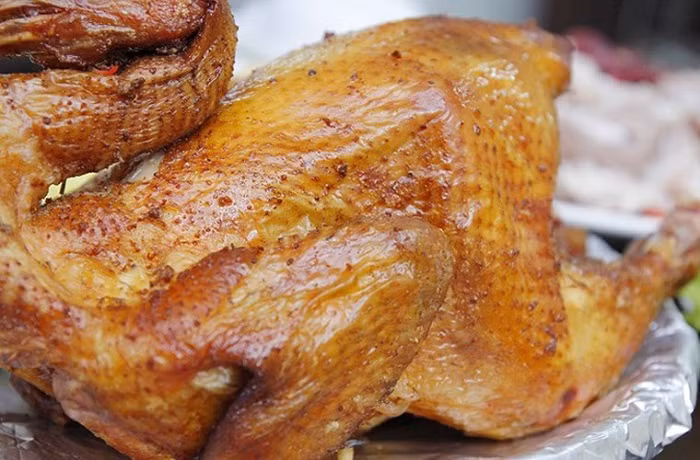 Gà đồi bọc đất: Không chỉ có thịt lợn, thịt bò mà thịt gà cũng nằm trong danh sách những món ăn ngon tại Tam Đảo mà bạn không nên bỏ lỡ. Gà tại Tam Đảo có vị ngon đặc biệt bởi chúng đều được nuôi thả tự do trên những quả đồi. Những chú gà sẽ có nhiều không gian để chạy nhảy do đó thịt gà rất chắc và thơm.