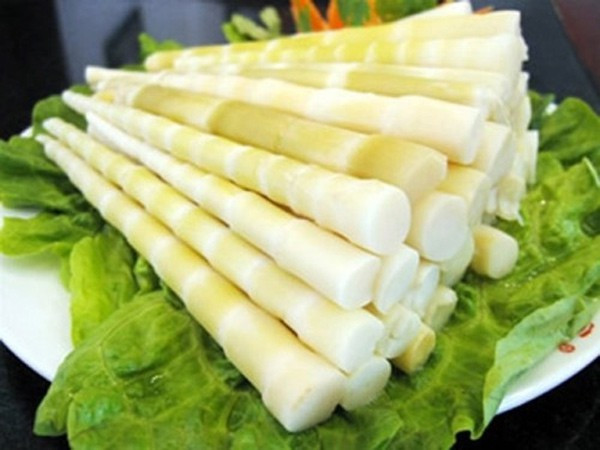 Măng rừng: Măng vùng Tam Đảo chủ yếu là loại măng sặt, măng nứa. Măng lấy về, bóc vỏ, luộc qua rồi ngâm nước muối. Khi ăn, người ta chỉ cần luộc lại, chấm với mắm tôm, chanh ớt là thấy đủ vị giòn tan, chẳng đắng mà ngọt thanh của măng Tam Đảo.