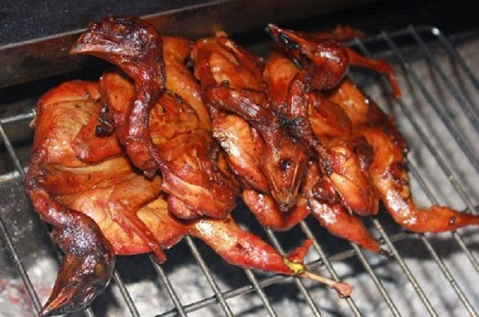 Chim cút nướng: Khám phá những món ăn đặc sản Tam Đảo thì không thể thiếu được món chim cút nướng. Từ chim cút người ta có thể chế biến được thành nhiều món ăn khác nhau như xào, rán, quay, nhưng hấp dẫn nhất vẫn là món chim cút nướng nóng hổi, giòn tan.