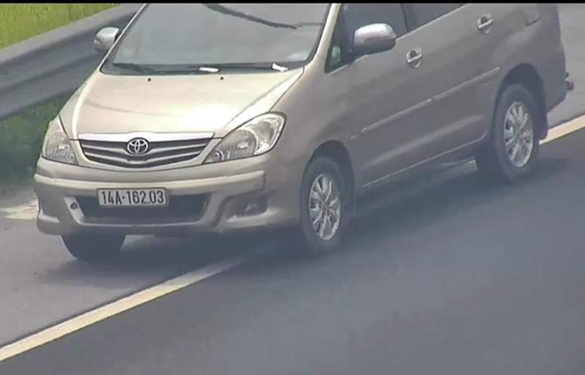 Tuoc bang 2 thang nu tai xe lai oto di lui tren cao toc