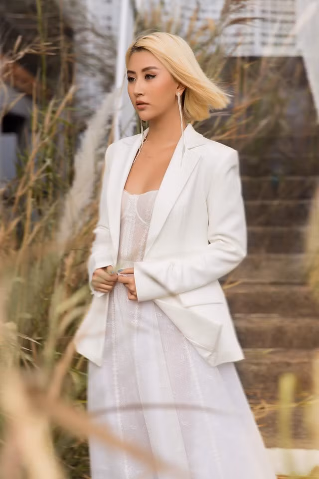 Mạnh mẽ cởi bỏ lớp áo mang về danh xưng "hotgirl", Quỳnh Anh Shyn đã xác định được hướng đi riêng của mình - trở thành một fashionista chính hiệu được giới thời trang thế giới công nhận.