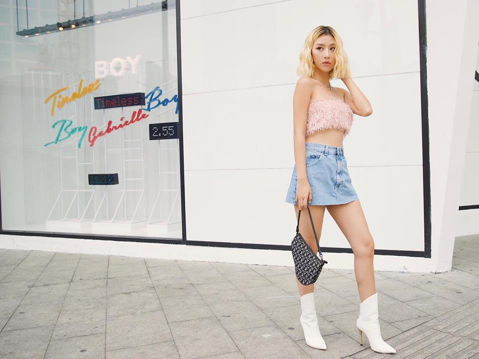 Sở hữu eo thon, cơ thể săn chắc, Quỳnh Anh Shyn tự tin khi diện áo ngắn phối với váy ngắn khoe vẻ đẹp khỏe khoắn.