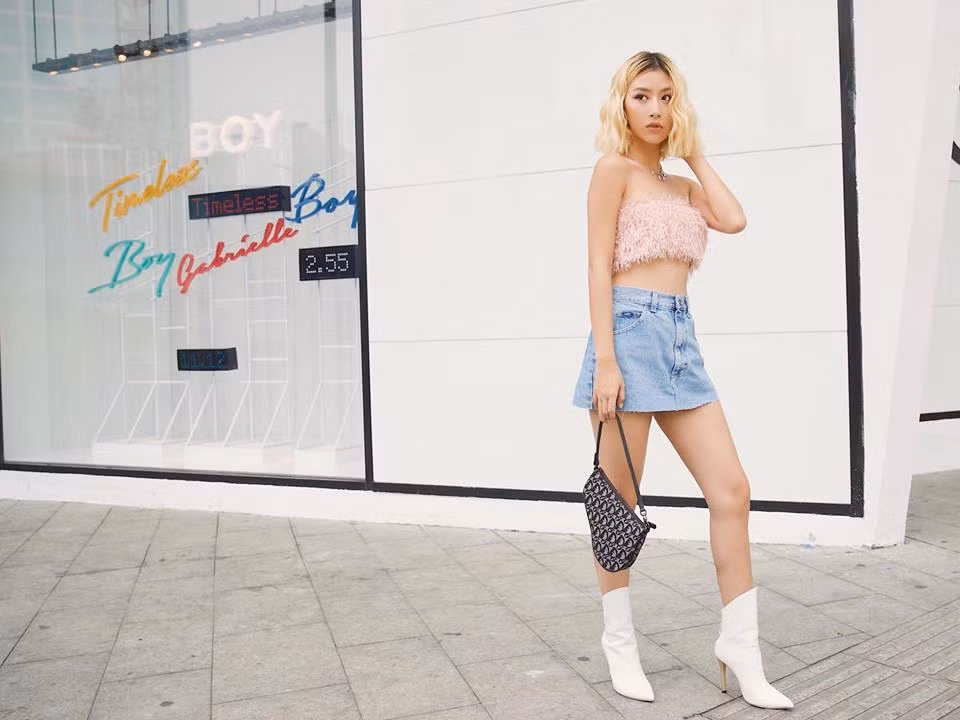 Sở hữu eo thon, cơ thể săn chắc, Quỳnh Anh Shyn tự tin khi diện áo ngắn phối với váy ngắn khoe vẻ đẹp khỏe khoắn.